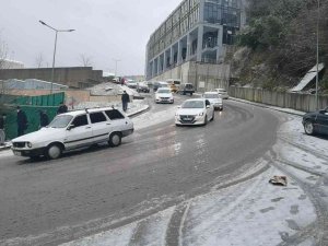Yoğun kar yağışı karayollarında etkili oldu