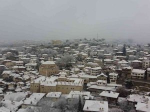 Safranbolu’da etkili olan kar en çok çocukları sevindirdi