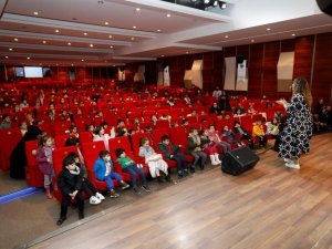 Keloğlan horozunu öğrencilerle aradı