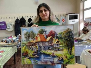 Rölyef kursunda eserler üç boyutlu hale getiriliyor