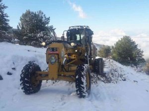 Salihli’de kardan kapanan yayla yolları ulaşıma açıldı