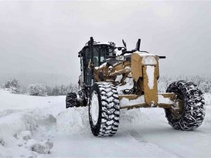 Karabük’te köy yollarında kar küreme çalışmaları başladı