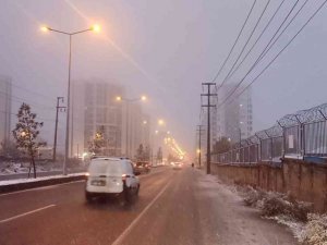 Diyarbakır’a mevsimin ilk karı yağdı