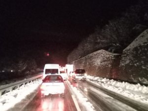 Kar esaretini gösterdi, saatlerce uzun kuyruklar oluştu