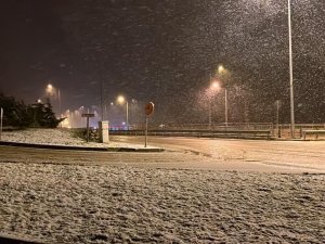 Sinop kent merkezine mevsimin ilk karı düştü