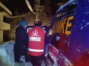 Kar nedeniyle köy yolu kapanan hastanın imdadına UMKE ekipleri yetişti