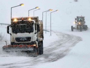 2190 rakımlı Kızıldağ geçidinde kar ve tipiden ulaşım ağır tonajlı araçların geçişine kapatıldı