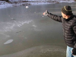 Mersin’de sulama göleti dondu, ağaçlarda buz sarkıtı oluştu