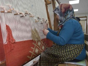 Alyazma kilimi her sırası ayrı emekle dokunarak yaşatılıyor