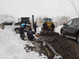 Belediye ekipleri kar yağışı altında su arızası onardı