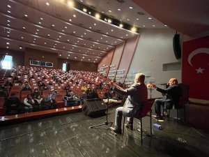 Âşıklar saz çalıp türkülerle atıştı