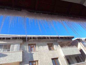 Tatvan’da çatılarda 1 metrelik buz sarkıtları oluştu