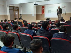Gelişim Rüzgarı Projesi kapsamında öğrencilere yapay zeka semineri verildi