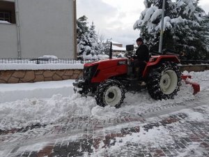 Gökçebey`de kar temizleme ve tuzlama çalışmaları sürüyor