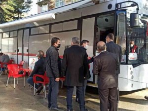 Öğrencilerin duyarlı davetine koşan veliler, kan vermek için yarışa girdi