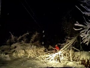 Sağlık ekiplerinin karla mücadelede zorlu mesaisi