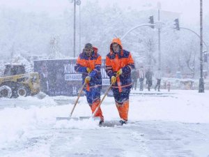Karın başkenti Erzurum’da ekipler seferber oldu