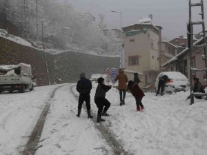 Artvin’de kar yağışı nedeniyle 125 köy yolu ulaşıma kapandı