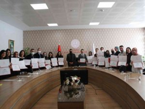 Kütahya’da ’Orman Okulu Lideri Eğitici Eğitimi’ne katılan öğretmenlere sertifika