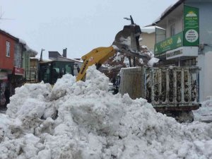 Karlıova’da 150 kamyon kar birikintisi ilçe dışına taşındı
