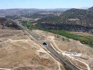 Ulaştırma Bakanı Karaismailoğlu: “Dünyada YHT hattı üzerine ilk ekolojik köprüyü inşa ettik”