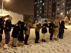 Üniversite öğrencileri penguen dansı ile karın keyfini çıkardı