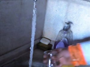 Akan muslukta 50 santimetre buz sarkıtı oluştu