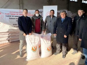 Altıntaş’ta selden zarar gören çiftçilere buğday tohumu desteği