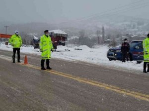 Kastamonu’da sahil bölgesinde fırtına, yüksek kesimlerde kar yağışı etkili oluyor