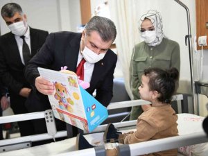 Sağlık Bakanı Koca, minik hastaları ziyaret etti