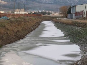 Eskişehir’de soğuk hava sulama kanalını dondurdu