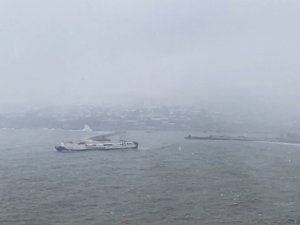 Yük gemileri dalgalarla boğuştu