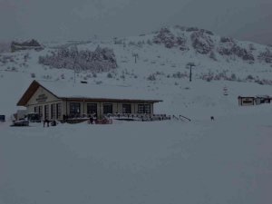 Keltepe Kayak Merkezi’nde kar kalınlığı 1 metreye ulaştı