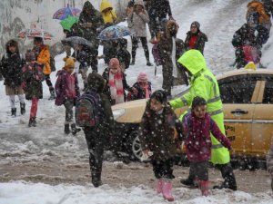 Şemdinli’de kar yoğun kar yağışı