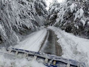 Devrek’te kar yolları kapattı