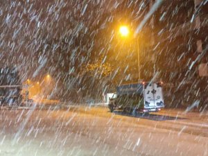 Bursa’da “kar çilesi”, araçlar yolda kaldı