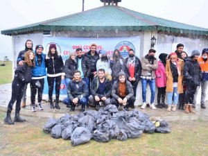 OMÜ’lü öğrencilerden eksi 2 derecede sahil temizliği