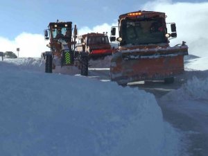 2 bin 885 rakımlı Palandöken geçidinde nefes kesen karla mücadele çalışması