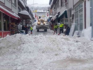 Küre’de ekiplerin yoğun kar mesaisi