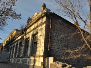 Kars’ta 100 yıllık tarihi binanın duvarlı yıkılıyor