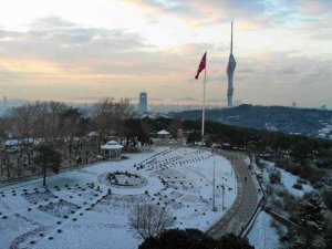 Çamlıca Tepesi beyaza büründü