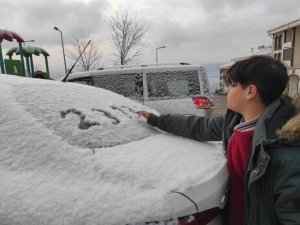 Kocaeli’de kar, kent merkezinin yüksek kesimlerinde de yağdı