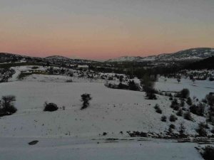 Burdur’da yüksek kesimlerde etkili olan kar yağışı eşsiz manzaralar oluşturdu