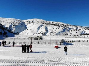 Yüzeyi buz tutan Ardıçlı Gölü mest ediyor