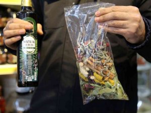 Gümüşhane’de havaların soğumasıyla vatandaşlar aktarlara akın ediyor