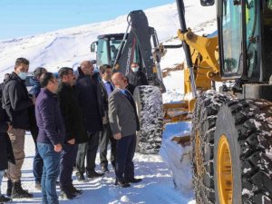 Vali Varol, karla mücadele çalışmalarını yerinde inceledi