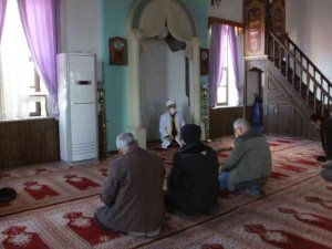 Balıkesir’de altından yol geçen tarihî cami ilgi odağı oldu