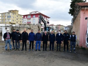 Başkan Çınar, metruk evin yıkımı ve yol açma çalışmalarını inceledi