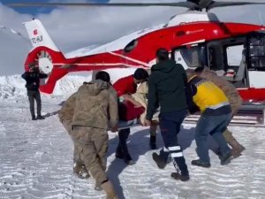 Karla kaplı yollar, Van 112’yi durduramadı