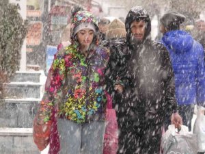 Van’da yoğun kar yağışı